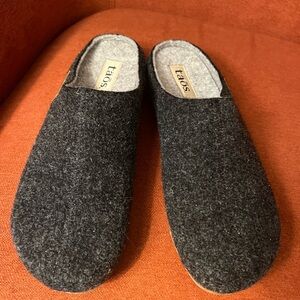 Taos Footwear Unisex Charcoal Slip-Ons